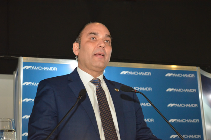 El Director de Aduanas, Enrique Ramírez, expone en el almuerzo de AMCHAMDR