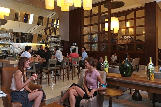 van-gogh-lobby-bar